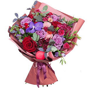 Орхидея бутон Ванда - 2, Роза Deep Purple фиолетовая - 6, Гвоздика розовая - 3, Гвоздика кустовая розовая - 8, Альстромерия красная, ярко-розовая - 3, Лизиантус (Эустома) фиолетовый - 4, Роза красная 50 см - 4, Декор из сухоцветов, Колба-пробирка, Аспидистра, Эвкалипт цинерия, Современная упаковка, Декоративный элемент малый