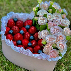 Клубника с розами "Половинки сердца"