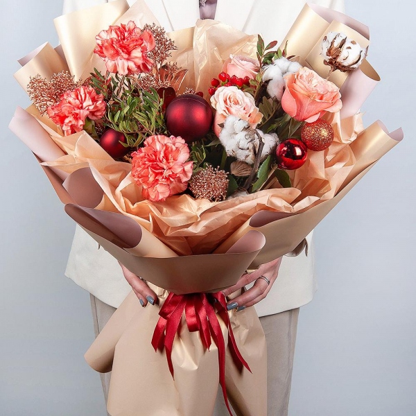Гвоздика оранжевая - 5, Роза пионовидная Кахала 50 см - 3, Скиммия, Фисташка, Хлопок ветка, Набор новогоднего декора, Гиперикум, Современная упаковка
