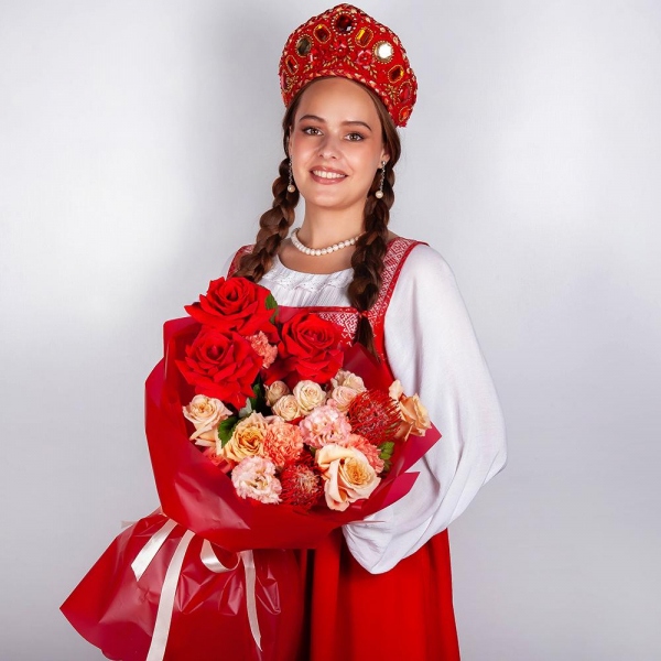 Роза Нина красная 50 см - 7, Роза Эквадор кремовая 50 см  - 4, Гвоздика белая, кремовая - 5, Лизиантус (Эустома) розовый - 2, Роза кустовая белая, кремовая, нежно-розовая 50 см - 2, Малина ветка, Современная упаковка, Нутан