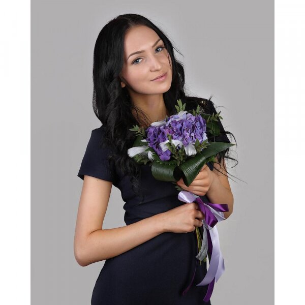 Гортензия голубая/фиолетовая - 2, Аспидистра, Эвкалипт парвифолия, Перья декоративные, Лента