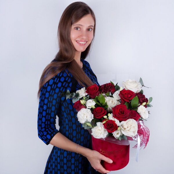 Гвоздика красная - 3, Роза красная 50 см - 9, Роза белая 50 см - 4, Лизиантус - 2, Гвоздика белая, кремовая - 4, Шляпная коробка маленькая, Оазис, Эвкалипт цинерия, Рускус, Лента