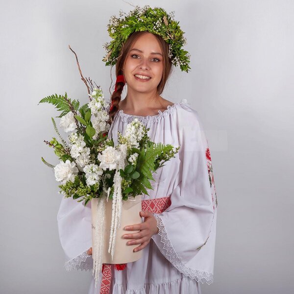 Гвоздика белая, кремовая - 7, Маттиола белая - 4, Шляпная коробка маленькая, Оазис, Вероника кустовая, Папоротник, Ветки декоративные, Статица белая, Питтоспорум, Амарант стабилизированный, Молюцелла