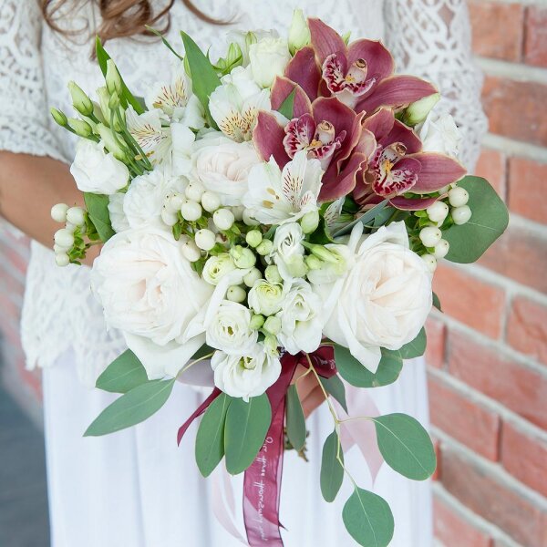 Орхидея бутон розовая Цимбидиум  - 4, Альстромерия белая, нежно-розовая - 3, Лизиантус - 4, Роза пионовидная 'OHara' белая - 3, Колба-пробирка, Гиперикум, Эвкалипт популус, Лента