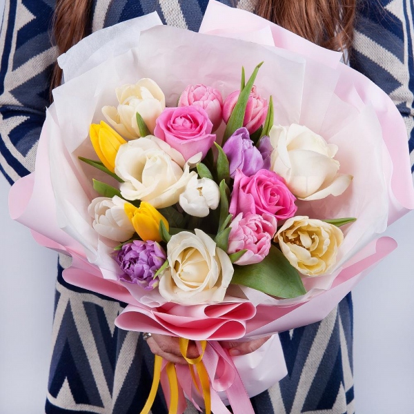 Роза белая 50 см - 3, Роза розовая 50 см - 2, Тюльпан розовый - 4, Тюльпан белый - 6, Тюльпан желтый - 3, Тюльпан сиреневый - 3, Современная упаковка, Лента