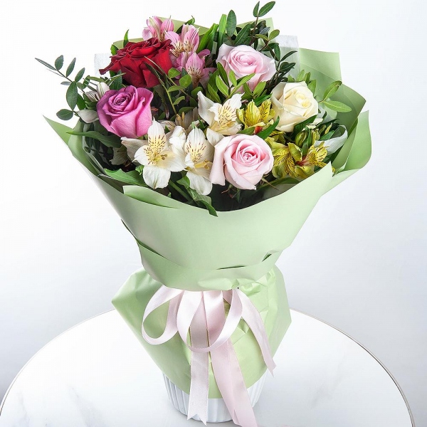 Роза красная 50 см - 1, Роза белая 50 см - 2, Роза белая 50 см - 1, Роза розовая 50 см - 5, Альстромерия белая, нежно-розовая - 4, Альстромерия желтая, оранжевая - 2, Фисташка, Современная упаковка
