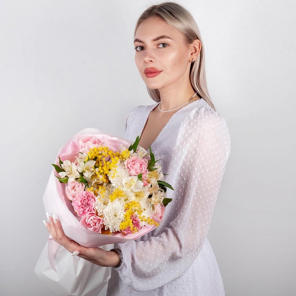 Хризантема кустовая Балтика белая - 1, Альстромерия белая, нежно-розовая - 4, Гвоздика розовая - 3, Тюльпан розовый - 7, Мимоза - 1, Современная упаковка