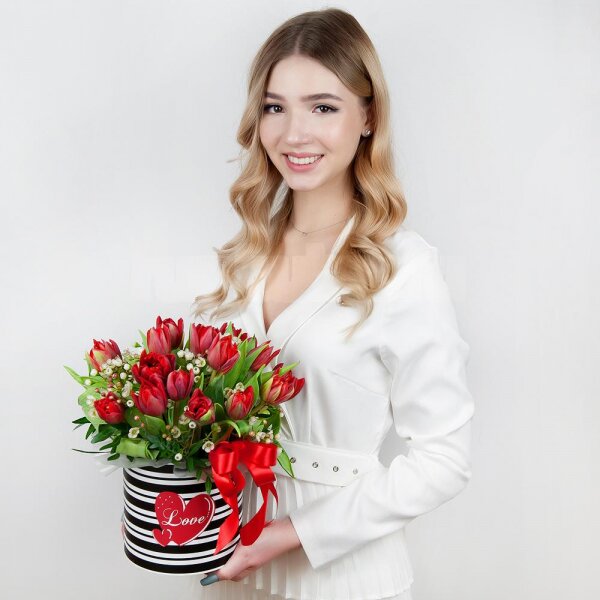Тюльпан красный - 25, Шляпная коробка маленькая, Оазис, Фисташка, Ваксфловер, Современная упаковка, Лента